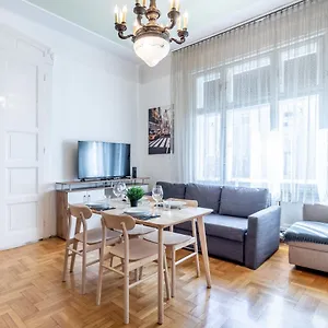 Huge In The City Center Apartment